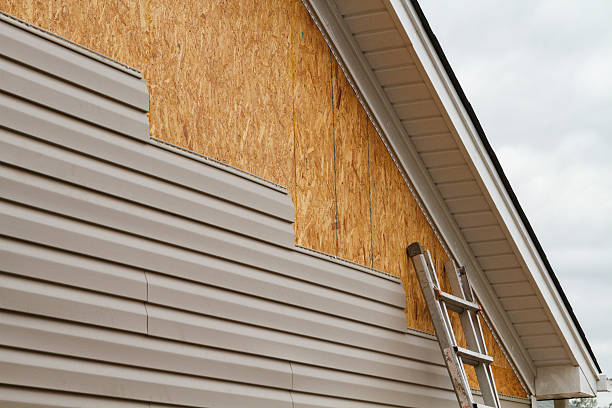 Professional Siding technician working in Lake Zurich, IL